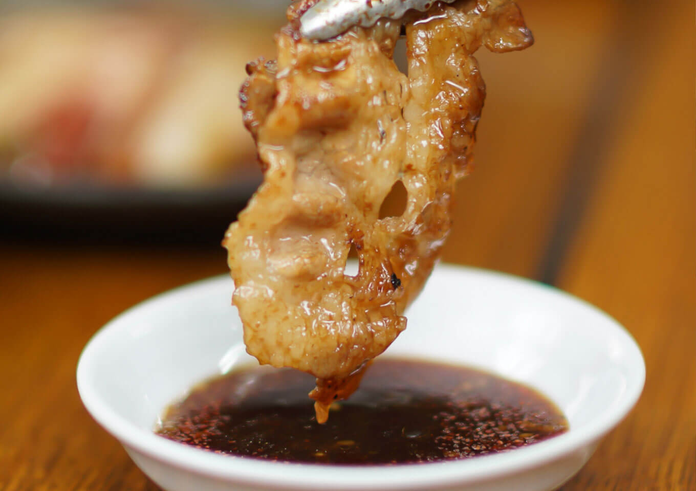 ホルモンは国産の鮮度の良いものを厳選、嫌な臭みのない上質な脂をお楽しみいただく事ができ、ホルモンやレバーが苦手だというお客様もお召し上がりいただけます。 またホルモン以外にも、人気の牛バラはタレが良く絡む自慢の一皿です!